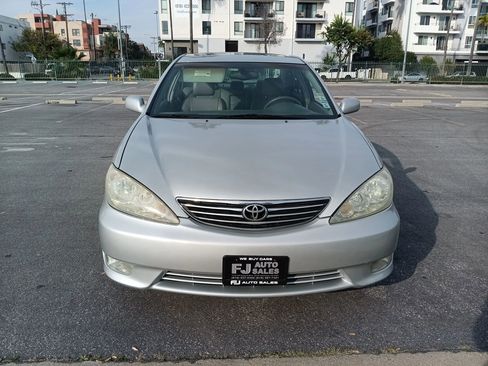 Used 2005 Toyota Camry XLE image 3