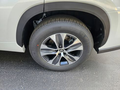 Certified 2024 Toyota Highlander XLE FWD image 9
