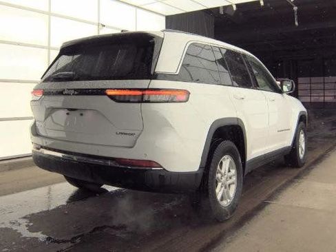 Used 2023 Jeep Grand Cherokee Laredo image 3
