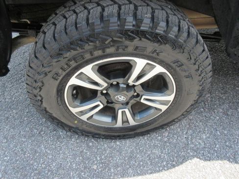 Used 2017 Toyota Tacoma TRD Sport w/ Tow Package (A/T) AWD/4WD image 12