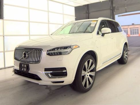 Used 2024 Volvo XC90 T8 Ultimate w/ Protection Package Premier AWD/4WD image 2