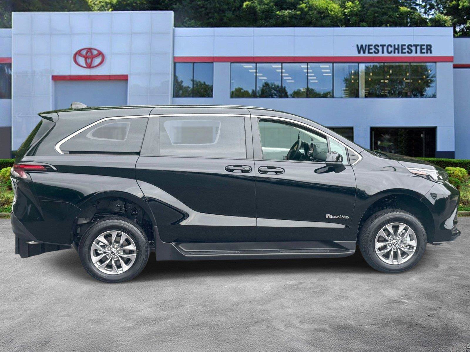 Used 2026 Toyota Sienna LE FWD image 8