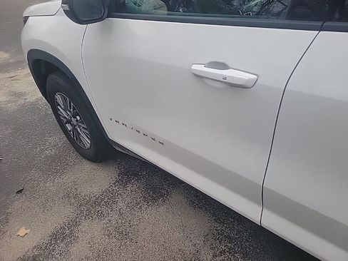 Used 2025 Chevrolet Traverse LT image 17