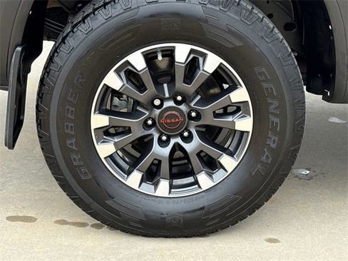Used 2023 Nissan Titan PRO-4X w/ Pro-4x Convenience Package image 10