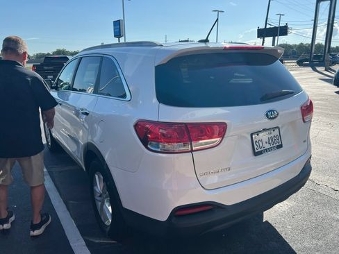 Used 2016 Kia Sorento LX FWD image 2