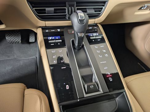 Used 2026 Porsche Macan AWD/4WD image 24