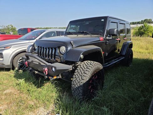 Used 2017 Jeep Wrangler Unlimited Sahara w/ Connectivity Group AWD/4WD image 3