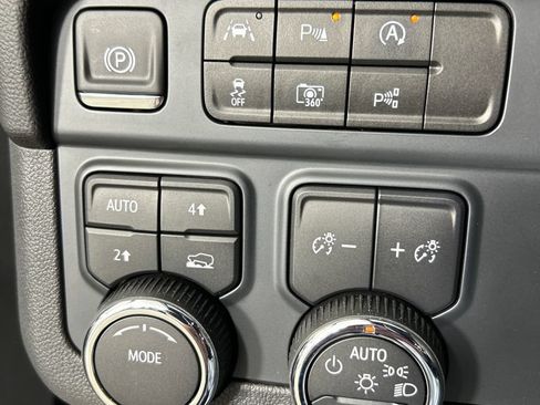 Used 2025 Chevrolet Suburban Premier AWD/4WD image 14