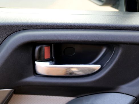 Used 2014 Subaru Forester 2.5i Limited image 11