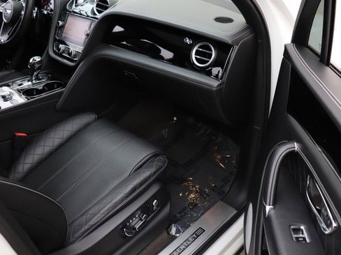 Used 2017 Bentley Bentayga image 34