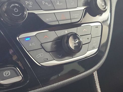 Used 2025 Chrysler Pacifica Pinnacle AWD/4WD image 21