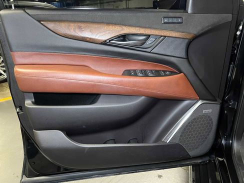 Used 2019 Cadillac Escalade Premium Luxury image 19