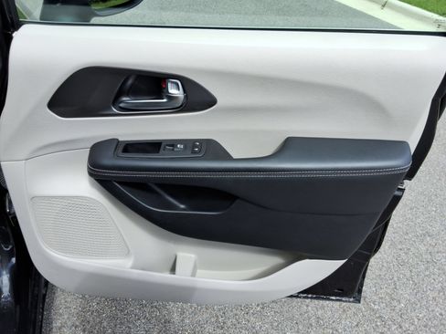 Used 2023 Chrysler Pacifica Touring-L FWD image 29