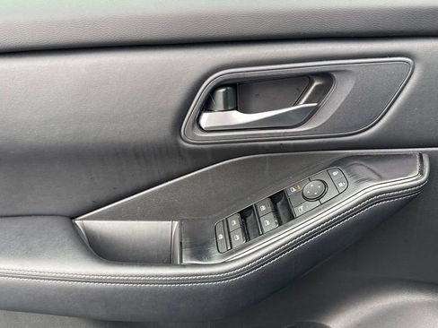 Used 2025 Nissan Rogue SV FWD image 15