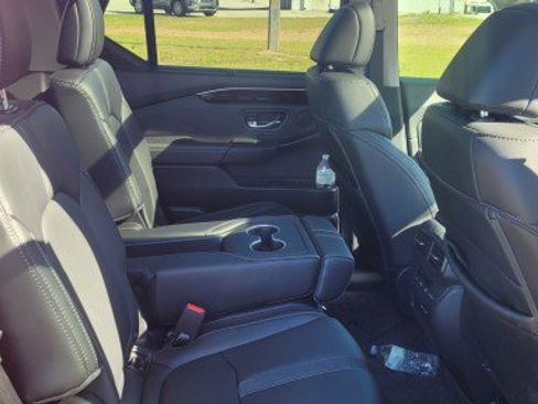 Used 2025 Honda Pilot Touring image 4