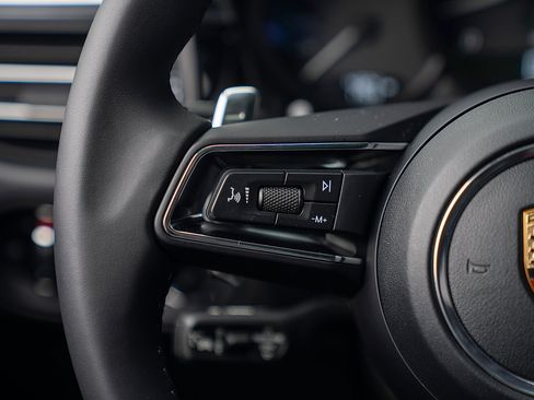 Certified 2026 Porsche Macan image 7