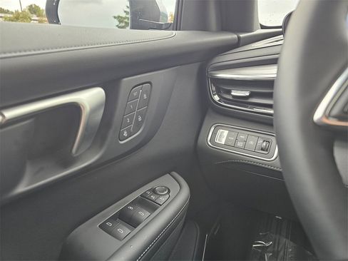 Used 2025 Buick Enclave Preferred w/ Power Package image 28