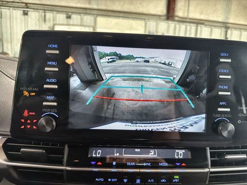 Used 2024 Toyota Sienna LE FWD image 17