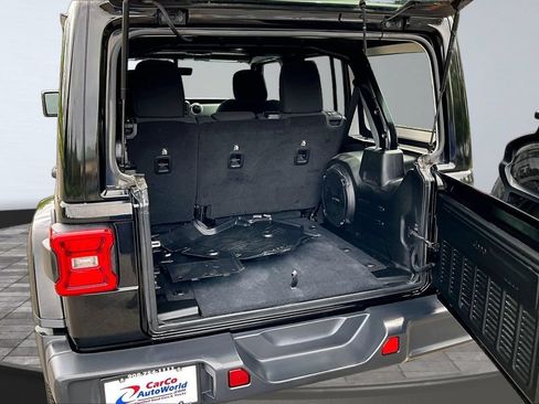Used 2018 Jeep Wrangler Unlimited Sahara AWD/4WD image 37