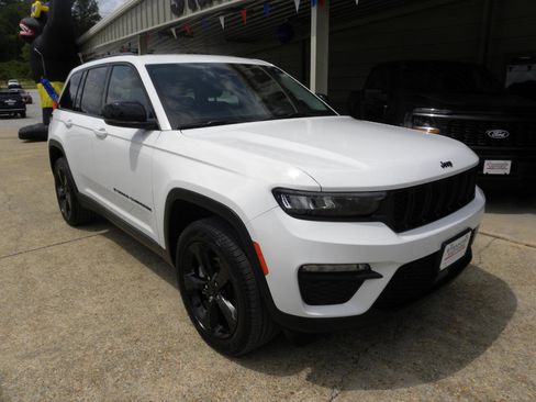 Used 2023 Jeep Grand Cherokee Limited w/ Black Appearance Package AWD/4WD image 4