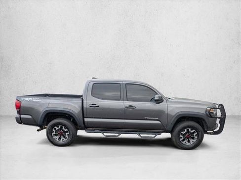Used 2017 Toyota Tacoma TRD Off-Road image 4