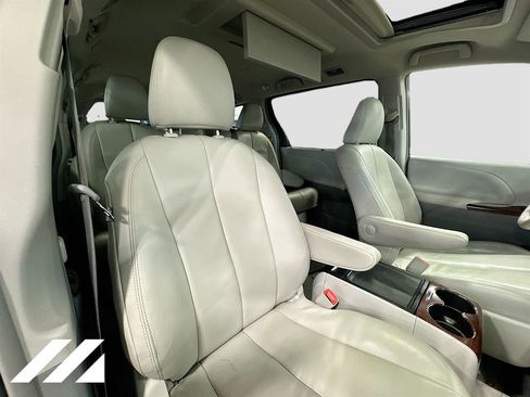Used 2014 Toyota Sienna XLE w/ Entertainment Package image 31