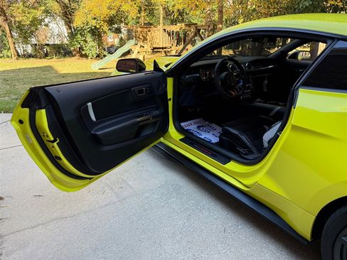 Used 2021 Ford Mustang Shelby GT500 w/ Carbon Fiber Track Pack image 55