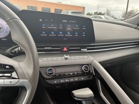 Used 2025 Hyundai Elantra SEL image 17