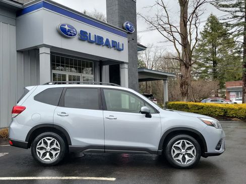 Used 2022 Subaru Forester Premium image 2