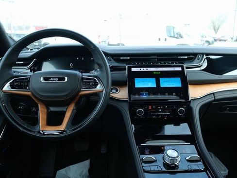 Used 2024 Jeep Grand Cherokee Summit image 32