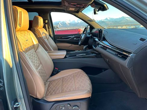 Used 2023 Cadillac Escalade Premium Luxury w/ Performance Package image 10