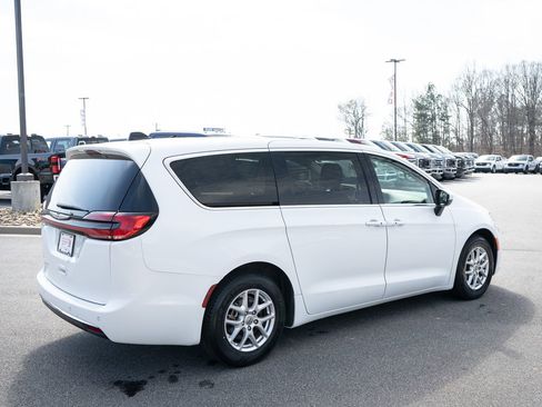 Used 2023 Chrysler Pacifica Touring-L FWD image 10