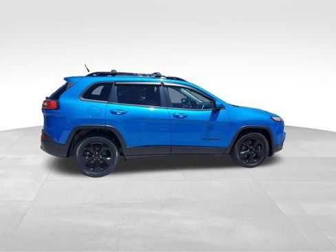 Used 2018 Jeep Cherokee Latitude w/ Altitude Package FWD image 3