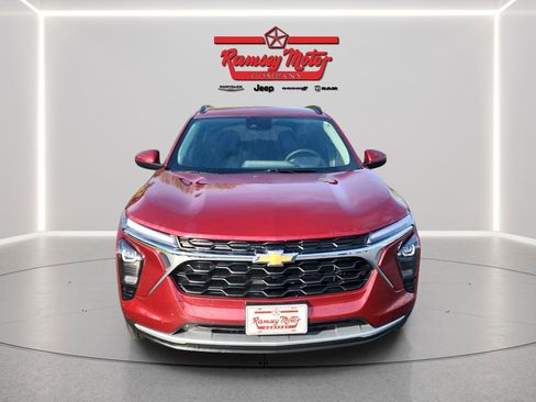 Used 2025 Chevrolet Trax LT w/ LT Convenience Package FWD image 8