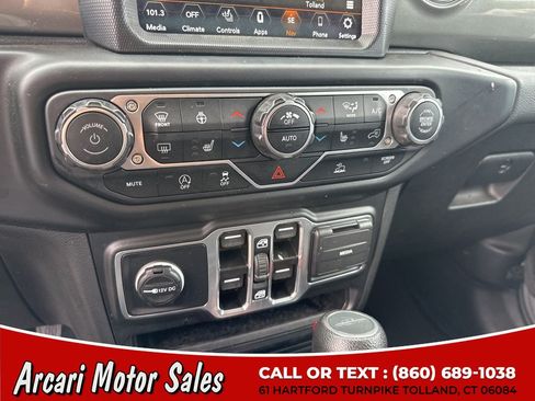 Used 2023 Jeep Gladiator Overland w/ Cold Weather Group AWD/4WD image 16