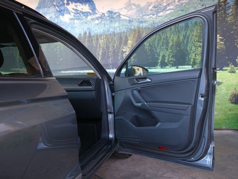 Used 2018 Volkswagen Tiguan SE image 28