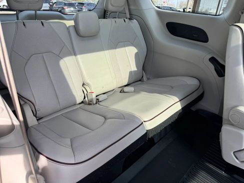 Used 2017 Chrysler Pacifica Limited image 43