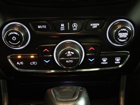 Used 2020 Jeep Cherokee Trailhawk AWD/4WD image 26