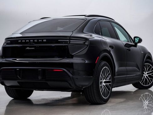 Certified 2025 Porsche Macan Electric image 11