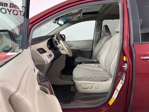 Used 2011 Toyota Sienna Limited image 3