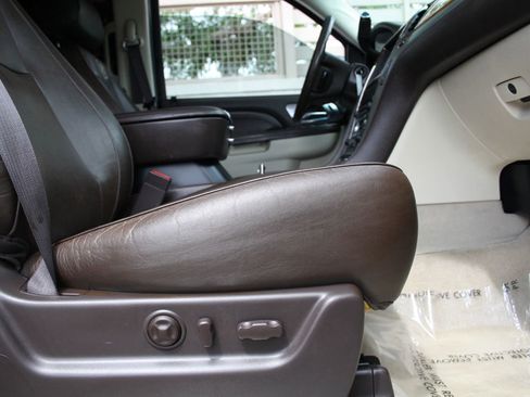 Used 2010 Cadillac Escalade ESV Platinum AWD/4WD image 7