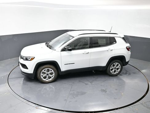 Used 2025 Jeep Compass Latitude AWD/4WD image 17