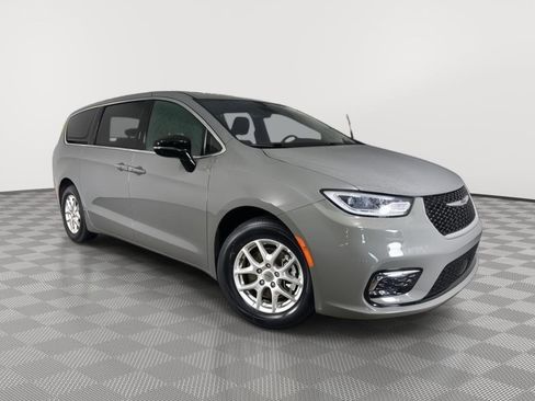 Used 2025 Chrysler Pacifica Select image 1