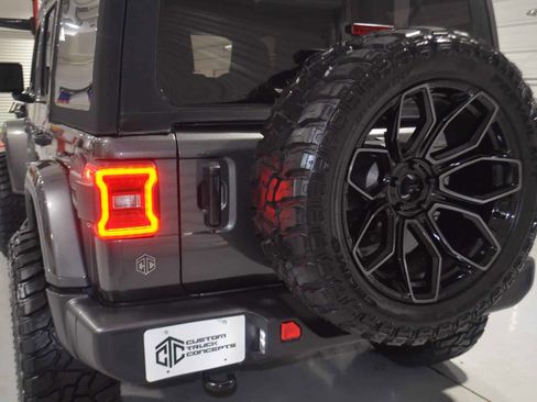 Used 2024 Jeep Wrangler Unlimited Sahara AWD/4WD image 9
