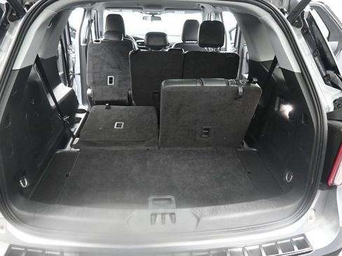 Used 2024 Ford Explorer XLT w/ Equipment Group 202A AWD/4WD image 18
