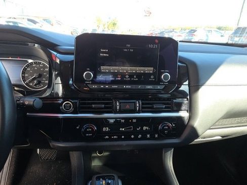 Used 2024 Nissan Pathfinder SV image 18