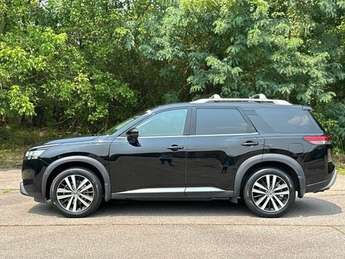 Used 2023 Nissan Pathfinder Platinum AWD/4WD image 2