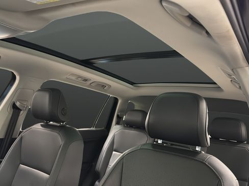 Used 2020 Volkswagen Tiguan SE w/ Panoramic Sunroof Package FWD image 11
