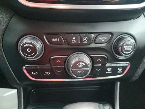 Used 2019 Jeep Cherokee Overland w/ Technology Group AWD/4WD image 24