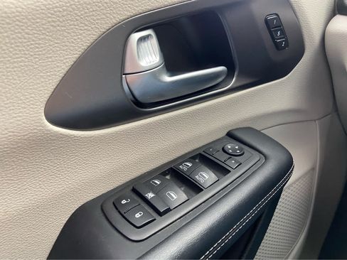 Used 2024 Chrysler Pacifica Touring-L FWD image 36